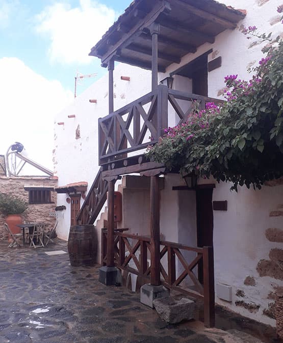 donde-alojarse-en-fuerteventura-en-pareja-balcon-madera